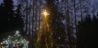 Domov důchodců v Ústí rozsvítil vánoční strom a přivítal advent živým betlémem