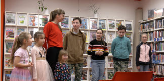 Dětské umění zaplnilo knihovnu, první výstava ateliéru Artuž ohromuje návštěvníky