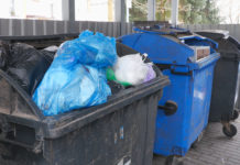 Přeplněné kontejnery a špatné třídění. Město dočasně vrÁTILO týdenní svoz u bytových domů