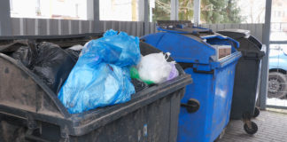 Přeplněné kontejnery a špatné třídění. Město dočasně vrátilo týdenní svoz u bytových domů