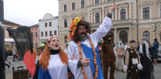 Starosta v kiltu předal klíč od města Bacchusovi. Lanškroun ovládlo masopustní veselí