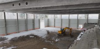 Lanškrounská sportovní hala míří pomalu do finále: velká hala je uzavřená, podlahy na spadnutí