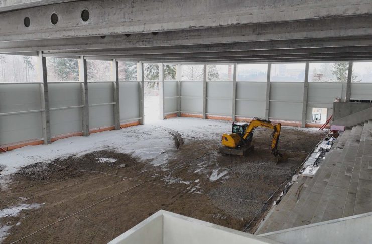 Lanškrounská sportovní hala míří pomalu do finále: velká hala je uzavřená, podlahy na spadnutí