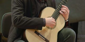 Zlatý věk kytary ožil v orlickoústecké ZUŠ, žáci nahlédli do tajů výroby mistrovských nástrojů