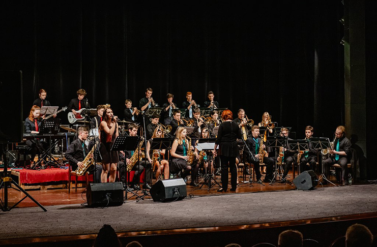 Předávání absolventských vysvědčení + koncert Black Bandu