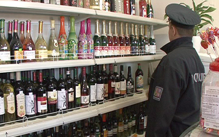 VIDEO: PROHIBICE ZASTAVILA TVRDÝ ALKOHOL