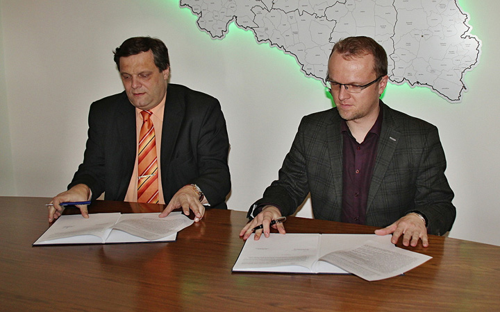 KRAJ PODPOŘÍ PODNIKATELE ČTYŘI STA TISÍCI Předseda představenstva Krajské hospodářské komory Pardubického kraje Miloš Huryta a hejtman Martin Netolický. | foto: Luboš Kozel