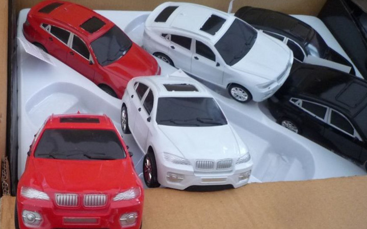 CELNÍCI ZADRŽELI NA ŽELEZNICI PADĚLKY MODELŮ AUT