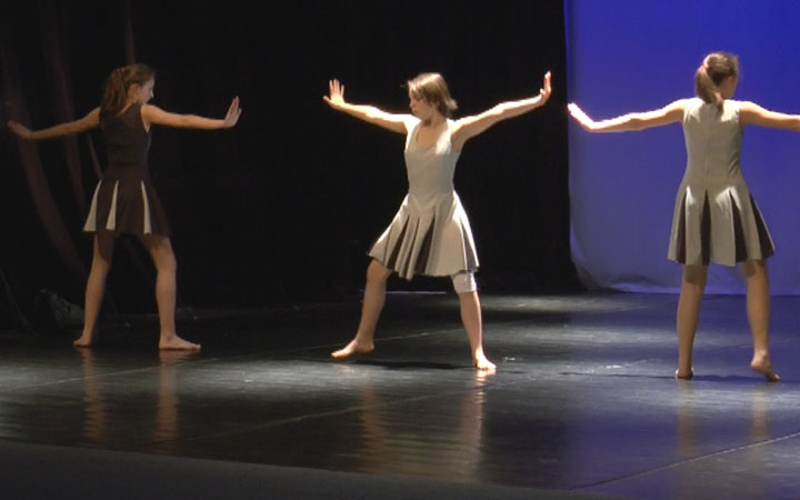 ABSOVENTI SE PŘEDSTAVOVALI V TANCI