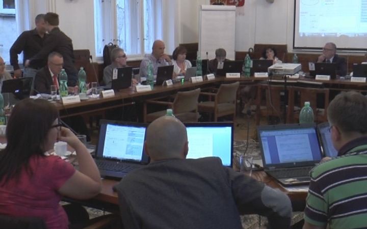 ZASTUPITELSTVO VE ZNAMENÍ PETICE A ROZPOČTOVÝCH OPATŘENÍ