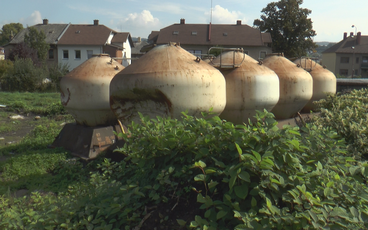 PONIČENÉ VAGONY BY MĚLY BÝT ODSTRANĚNY DO KONCE ZÁŘÍ