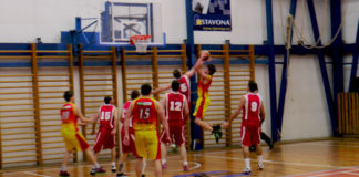 DOMÁCÍ BASKETBALISTÉ POTRÁPILI FAVORITA Z TÝNIŠTĚ NAD ORLICÍ