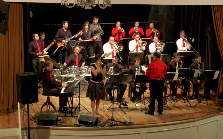 V SÁLE ZÁMKU VYSTOUPIL BIG BAND KYX ORCHESTRA