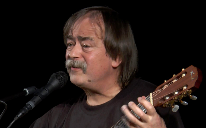 V MALÉ SCÉNĚ VYSTOUPIL ZPĚVÁK SLÁVEK JANOUŠEK