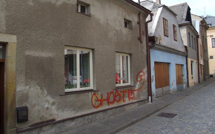 STOP POSPREJOVANÝM FASÁDÁM!