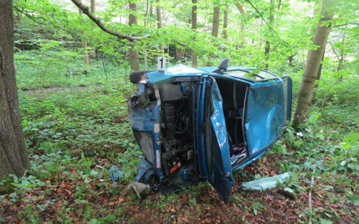 AUTO SKONČILO PŘEVRÁCENÉ NA BOKU