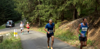 KRÁLICKÝ SNĚŽNÍK ZDOLALI NEJRYCHLEJI JANŮ A NOVÁKOVÁ, ZÁVESKÝ DOBĚHL TŘETÍ