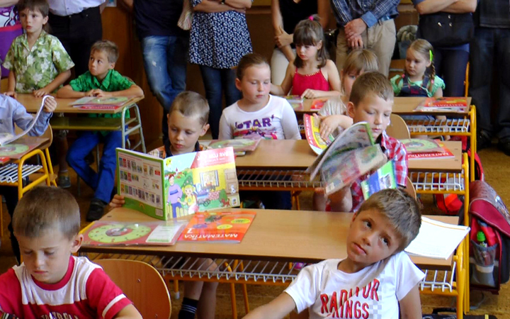 PRVŇÁČCI DNES POPRVÉ USEDLI DO SVÝCH LAVIC