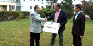 VEDENÍ MĚSTA PŘEDALO NEMOCNICI ŠEK NA 200 TISÍC KORUN