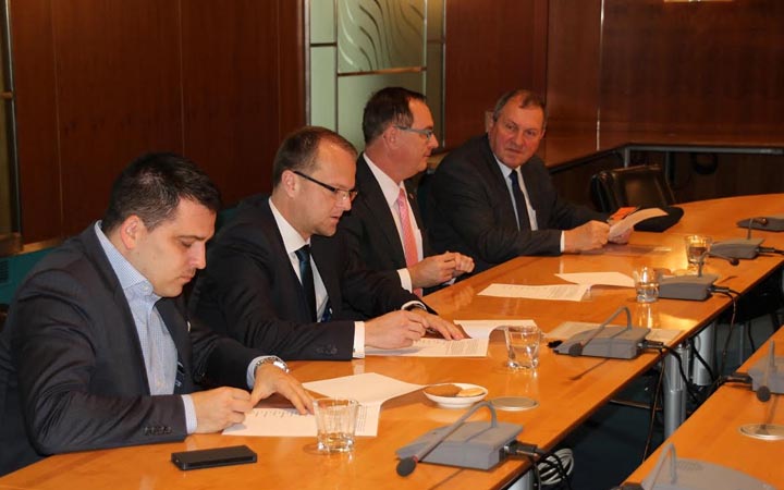 VEDENÍ KRAJE SE V TLAKU NA MINISTERSTVO SPOJILO S MĚSTY NA TRASE R35 A EUROPOSLANCEM