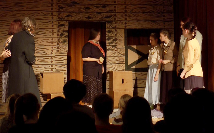 ŽÁKYNĚ LITERÁRNĚ-DRAMATICKÉHO OBORU V PREMIÉŘE POSLEDNÍ VLAK