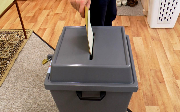 DO DRUHÉHO KOLA SENÁTNÍCH VOLEB POSTUPUJÍ ŠILAR A LIPAVSKÝ