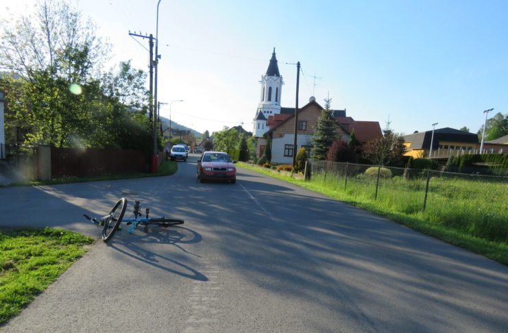 NA KŘIŽOVATCE V OBCI DLOUHÁ TŘEBOVÁ SE STŘETLA CYKLISTKA S AUTEM A NÁSLEDNĚ HAVAROVALA „KOLOBĚŽKYNĚ“, POLICIE HLEDÁ SVĚDKY