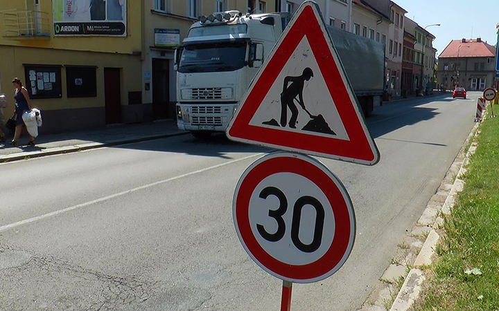 OPRAVY OKOLO SILNICE I/14 ZAČALY, REKONSTRUKCE SILNICE SE ODKLÁDÁ
