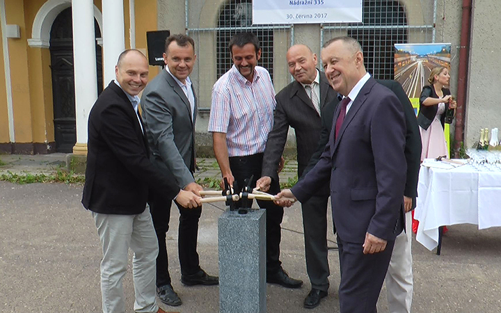POKLEPÁNÍM NA ZÁKLADNÍ KÁMEN ZAČALA STAVBA KULTURNÍHO DOMU