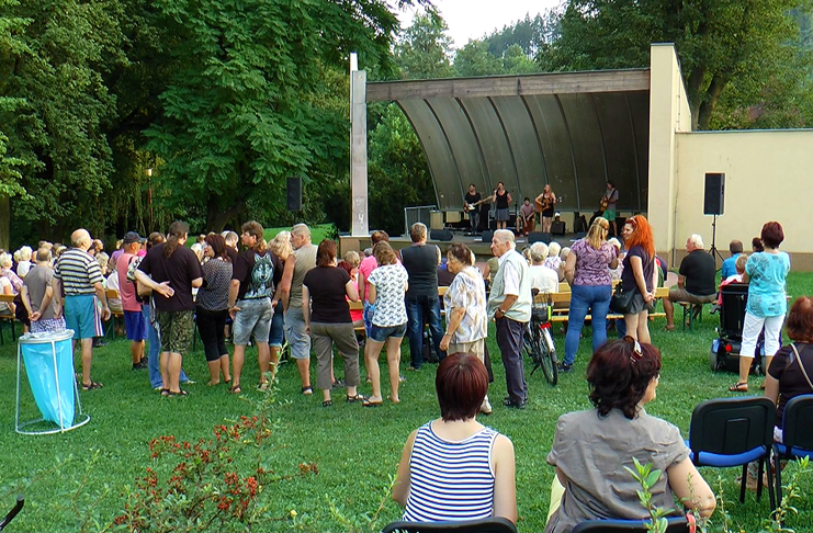 KAPELA MADAM KONCERTOVALA V PARKU JAVORKA