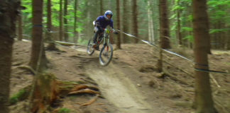 ZÁVOD VE SJEZDU HORSKÝCH KOL “PEKELNÝ DOWNHILL” OPANOVAL TOMÁŠ KUTÍN