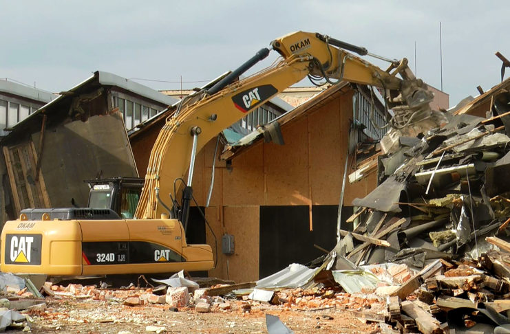 DEMOLICE PERLY 01 POKRAČUJE, STROJE ZAČALY BOURAT BUDOVY