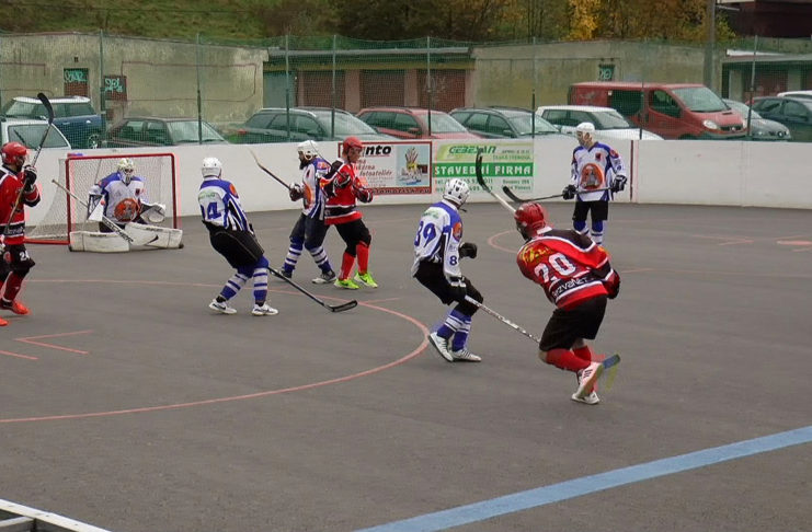 O VÝSLEDKU HOKEJBALOVÉHO DUELU ROZHODLY AŽ SAMOSTATNÉ NÁJEZDY