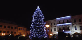 VE MĚSTECH ZAHÁJILI ADVENT, VÁNOČNÍ STROMY ROZZÁŘILY NÁMĚSTÍ