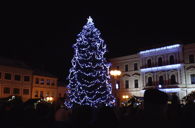 VE MĚSTECH ZAHÁJILI ADVENT, VÁNOČNÍ STROMY ROZZÁŘILY NÁMĚSTÍ