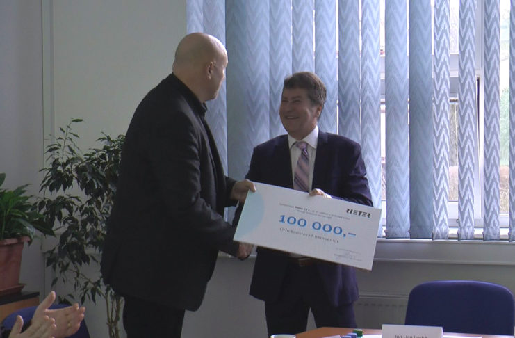 SPOLEČNOST RIETER CZ DAROVALA 100 TISÍC KČ ORLICKOÚSTECKÉ NEMOCNICI