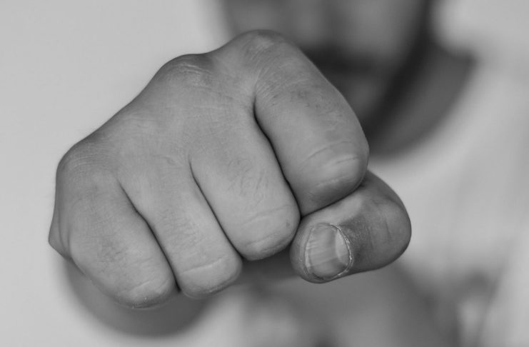 LÁSKU SI CTITEL VYNUCOVAL PĚSTMI