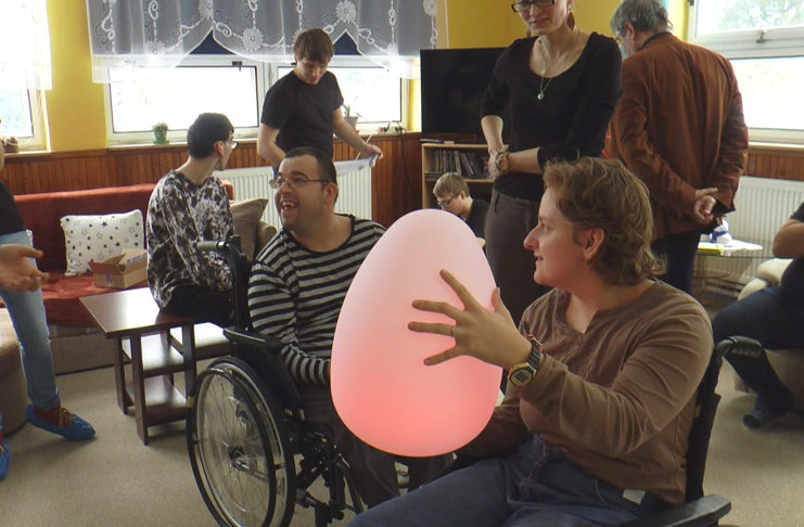 KLIENTI STACIONÁŘE PŘEVZALI DARY Z VÝTĚŽKU BENEFIČNÍHO PLESU