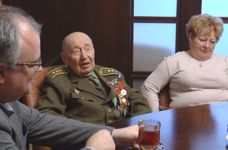STAROSTA MĚSTA PŘIVÍTAL NA RADNICI 95LETÉHO VÁLEČNÉHO VETERÁNA