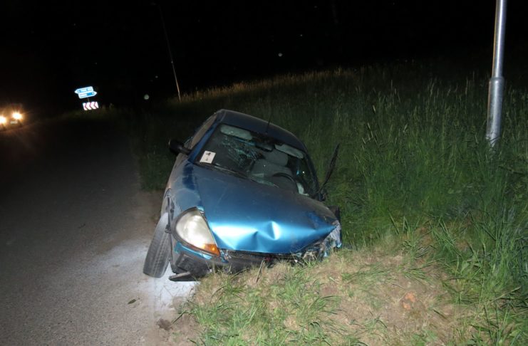 SEDLI ZA VOLANT OPILÍ: JEDEN ŘIDIČ HAVAROVAL, DRUHÝ BYL KONTROLOVÁN HLÍDKOU