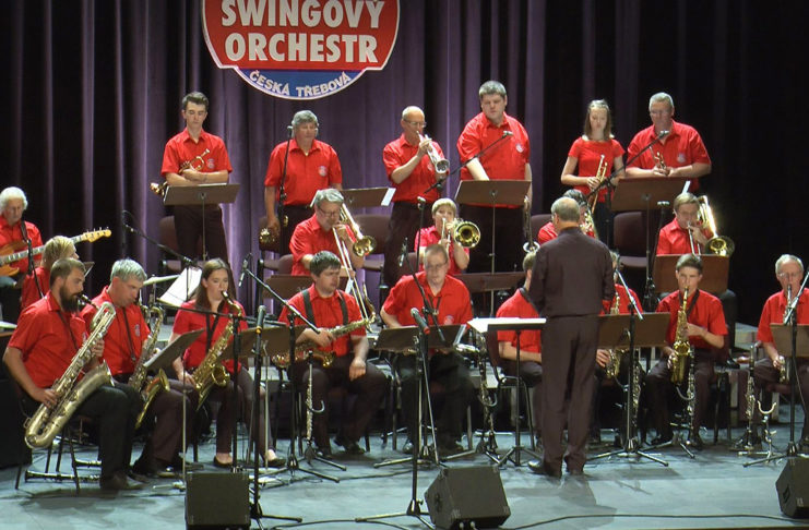 SWINGOVÝ ORCHESTR PŘEDSTAVIL VELIKÁNY SVÉHO ŽÁNRU A NOVOU ČLENKU