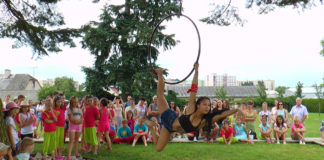 DĚTSKÝ DEN V ZÁMECKÉ ZAHRADĚ PATŘIL AKROBACII