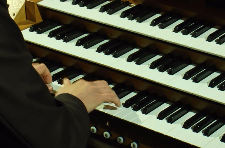 KRÁLOVSKÝ NÁSTROJ OVLÁDLY ČTYŘI RUCE A ČTYŘI NOHY