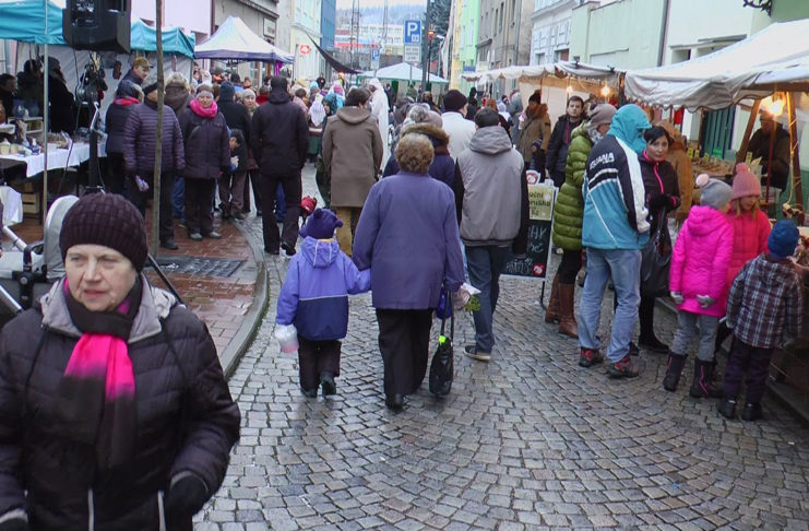 PŘEDVÁNOČNÍ ČAS VYPLNÍ ROZSVĚCENÍ STROMU, VÝSTAVA A TRHY