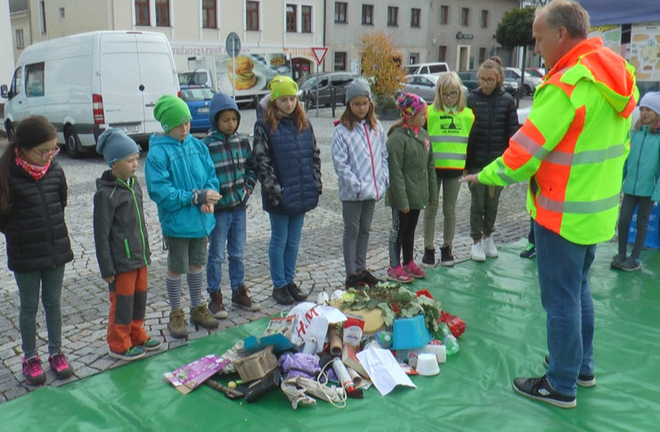 BAREVNÝ DEN S ODPADY PŘILÁKAL NA NÁMĚSTÍ DESÍTKY DĚTÍ