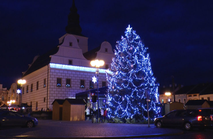 O TŘETÍ ADVENTNÍ NEDĚLI SE NÁMĚSTÍ ROZEZNĚLO KONCERTEM POUTNÍKŮ