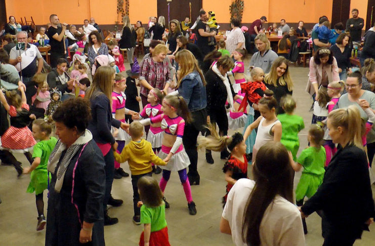 KARNEVAL PŘILÁKAL DO NÁRODNÍHO DOMU DESÍTKY DĚTÍ V RŮZNÝCH KOSTÝMECH