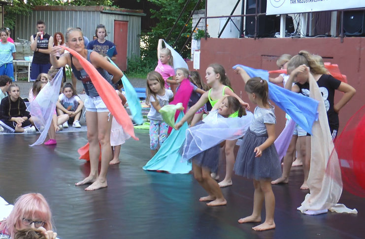 TANEČNÍ ŠKOLA UZAVŘELA SEZONU, TENTOKRÁT NA VENKOVNÍM PARKETU