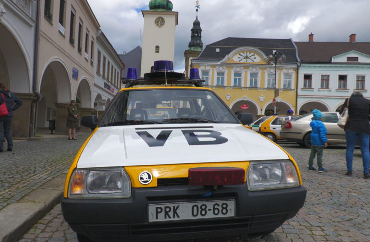 NA MÍROVÉ NÁMĚSTÍ ZAVÍTALA SPANILÁ JÍZDA HISTORICKÝCH POLICEJNÍCH VOZIDEL