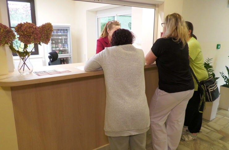 DOMOV DŮCHODCŮ SE UŽ MŮŽE CHLUBIT NOVOU RECEPCÍ S KAVÁRNOU